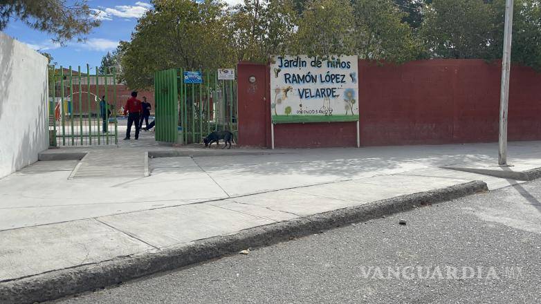 $!Minutos después de las 10:00 horas, el humo comenzó a invadir los salones del Jardín de Niños Ramón López Velarde.