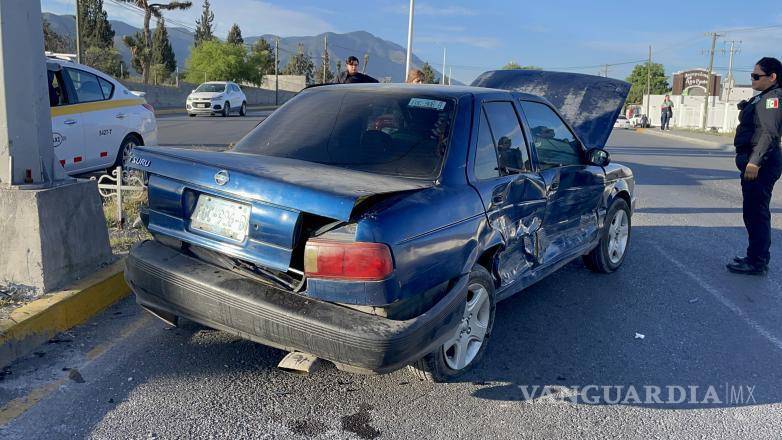 $!El vehículo Nissan Tsuru mostró daños en el costado derecho después de ser golpeado por otro vehículo en el cruce de calles.