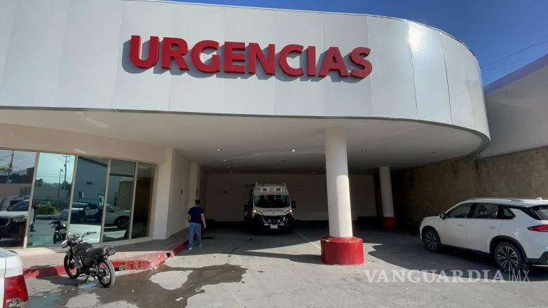 $!La ambulancia lo llevó al área de urgencias del Hospital General de Saltillo.