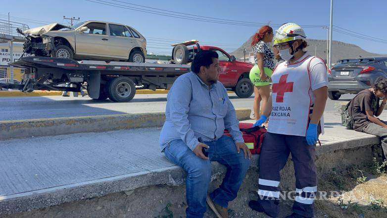 $!Paramédicos de la Cruz Roja acudieron al lugar para valorar a los involucrados.