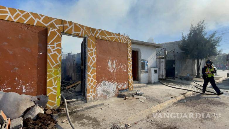 $!Los bomberos trabajaron durante varias horas para controlar el incendio, evitando que las llamas se propagaran a otras viviendas.