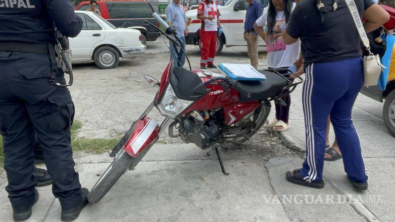 $!Luis Francisco “N”, de 23 años, y Ángel “N”, de 17, resultaron lesionados tras ser derribados por un taxi que dio una vuelta en U en la colonia Lomas de San Javier.