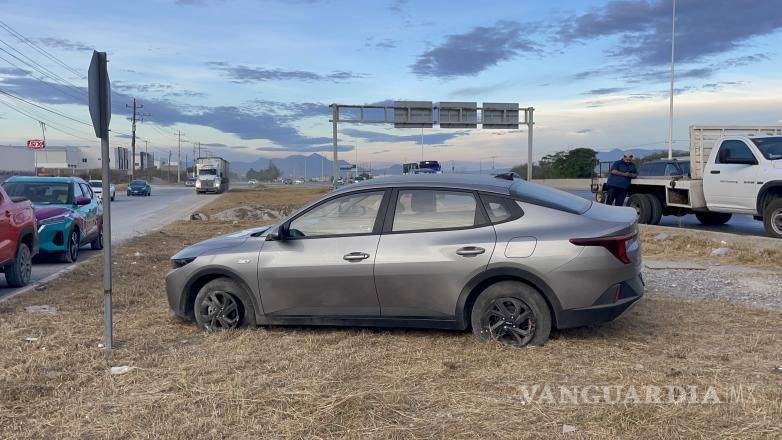 $!El automóvil quedó montado sobre el camellón tras perder el control luego del impacto con un camión de plataforma.