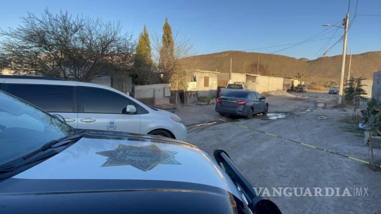 $!El cuerpo de Gerardo “N”, de 33 años, fue localizado en la cochera de su vivienda y posteriormente trasladado al Semefo para determinar la causa oficial de la muerte.