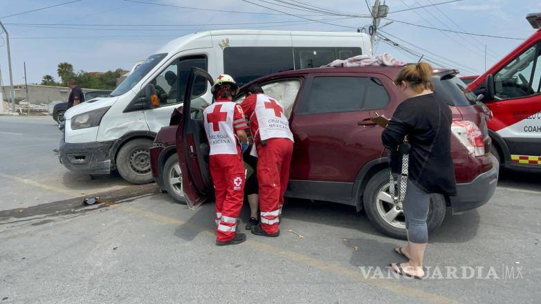 $!La conductora de la camioneta resultó lesionada y fue trasladada a un hospital por paramédicos de la Cruz Roja.