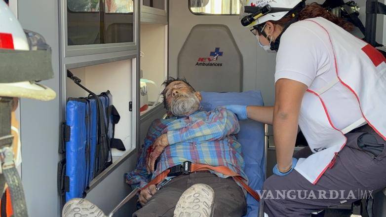 $!El ciclista fue atendido por paramédicos de la Cruz Roja tras ser atropellado en la Zona Centro.