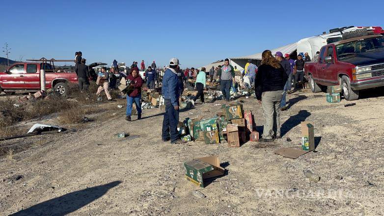 $!Pobladores se llevaban productos de la carga del tráiler volcado, pese a la presencia de autoridades.