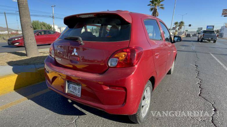 $!Personal de Cruz Roja atendió a los ocupantes, quienes solo presentaron golpes leves.