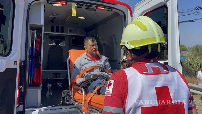 $!El repartidor de DiDi Turbo fue trasladado al Hospital General con posibles fracturas en ambas muñecas.