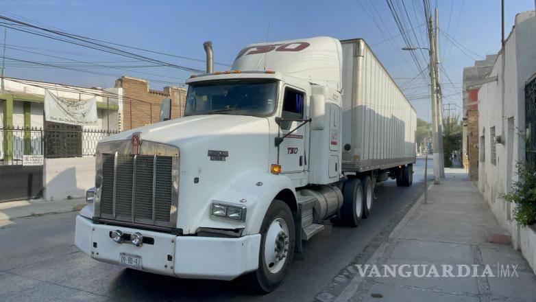 $!El tráiler involucrado permanecIió detenido mientras se realizan maniobras de reparación.