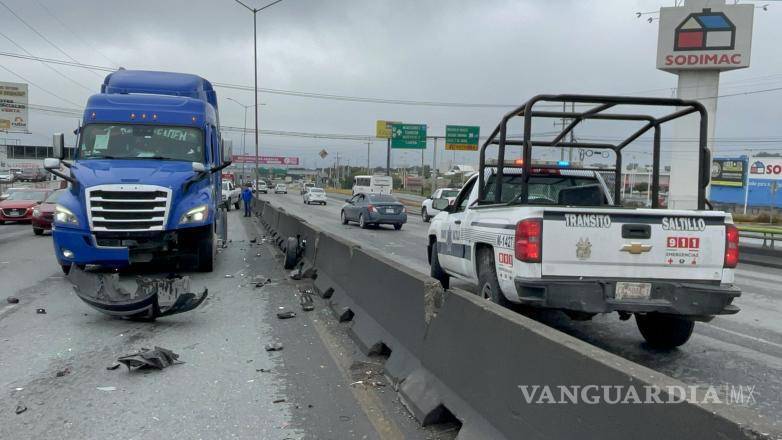 $!El tráiler involucrado no logró frenar a tiempo y terminó impactando el automóvil que se atravesó repentinamente tras perder el control.