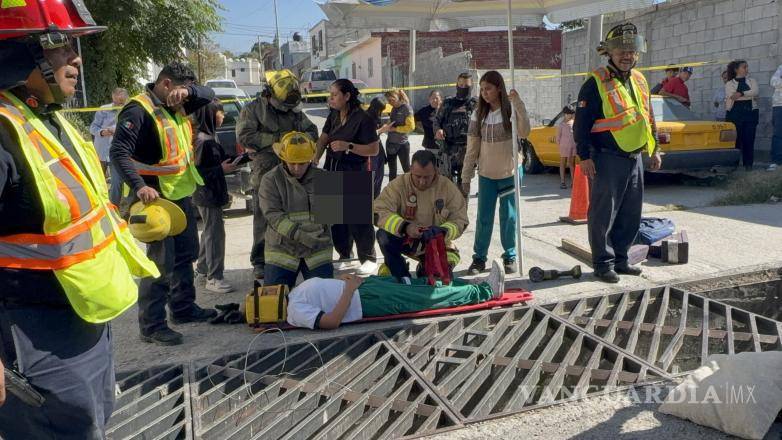 $!Socorristas de Bomberos y de la Cruz Roja valoraron a la menor después de que fue liberada.