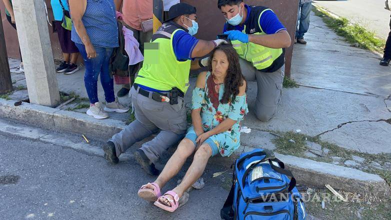 $!Paramédicos de la Secretaría de Salud atendieron a la mujer que sufrió un golpe en la cabeza.