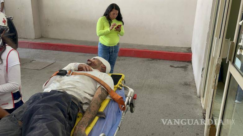 $!Paramédicos de la Cruz Roja brindando atención al herido antes de su traslado al Hospital General.