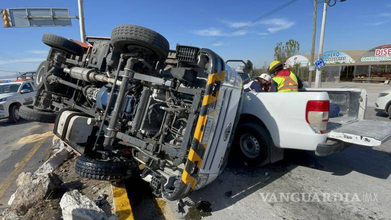 $!Parte de los garrafones transportados por el camión cayeron sobre una camioneta Ford detenida en el semáforo.