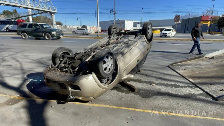 $!A pesar de la aparatosa caída, el conductor del vehículo no sufrió lesiones graves.