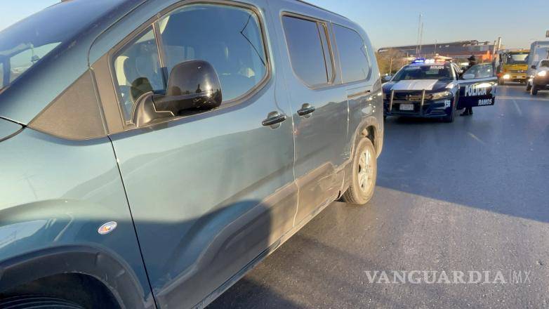 $!La camioneta Peugeot Rifter resultó con daños en los neumáticos tras salir momentáneamente de la carretera.