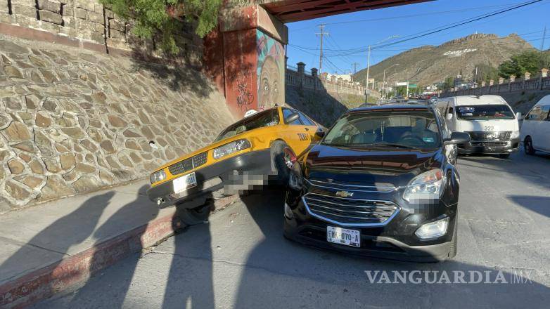 $!A pesar del aparatoso choque, tanto el automovilista como el taxista salieron ilesos, gracias a la rápida respuesta de los equipos de rescate.