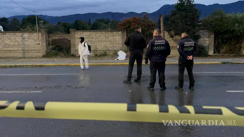$!Elementos de la AIC inspeccionaron el tramo donde quedaron las evidencias del impacto.