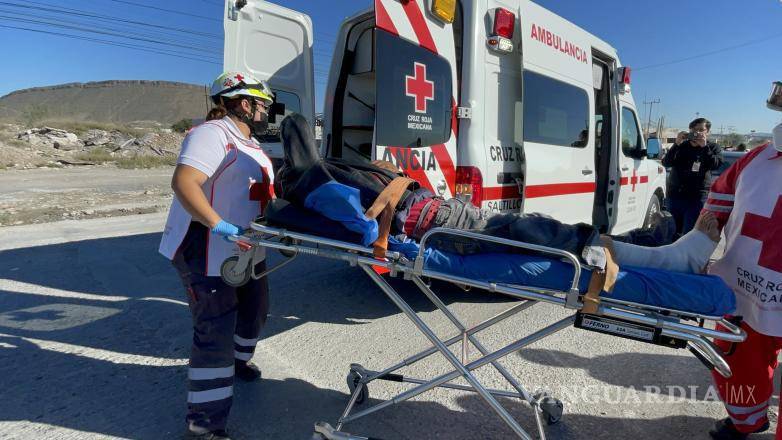 $!Autoridades tomaron conocimiento de los hechos y realizaron labores de seguridad vial en el sitio para evitar que se registrara un nuevo accidente mientras se atendía al lesionado.
