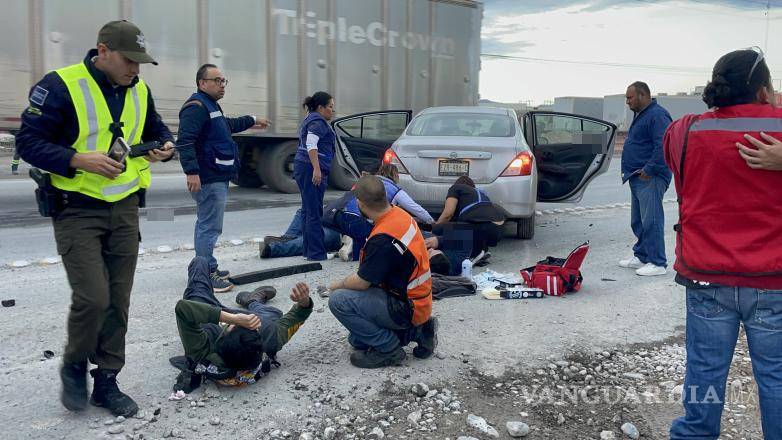 $!El choque entre un Ford Fusion y un Nissan V-Drive dejó varios heridos.