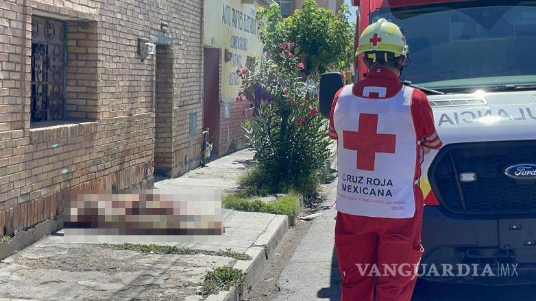 $!Paramédicos de la Cruz Roja confirmaron que el hombre ya no contaba con signos vitales al momento de su arribo.