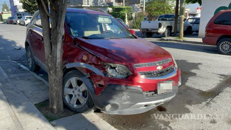 $!Israel, el conductor de la camioneta Chevrolet Captiva afectada en el accidente, examinó con su aseguradora los daños ocasionados.