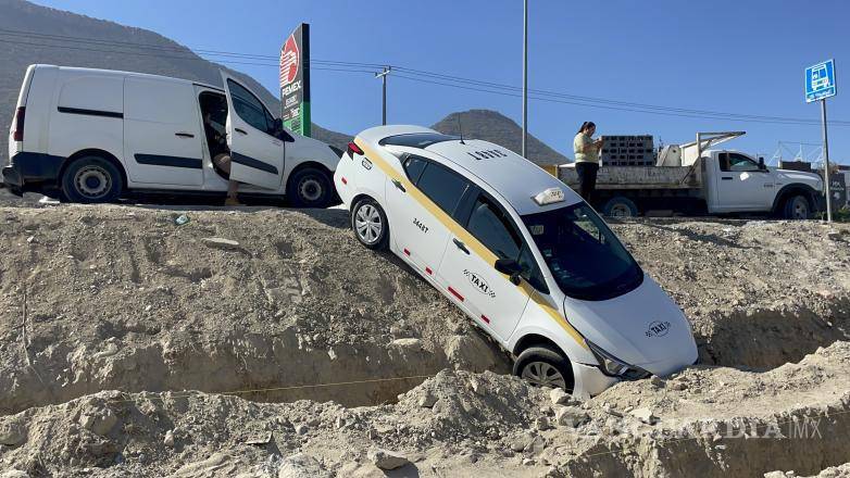 $!Un taxi terminó empinado dentro de una zanja tras una maniobra indebida en la calzada Francisco I. Madero.