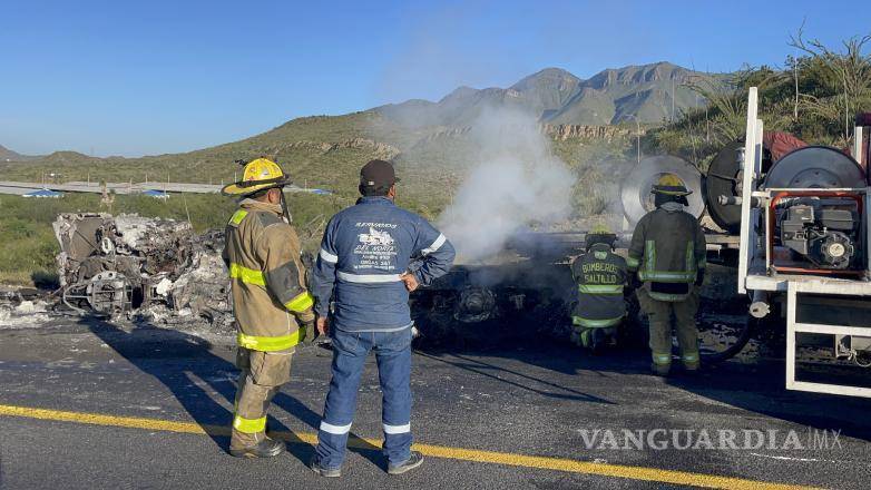 $!Personal de bomberos trabajó arduamente para apagar el incendio del tráiler calcinado.