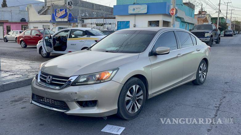 $!El vehículo Honda Accord de la conductora que no hizo alto en el cruce de calles.