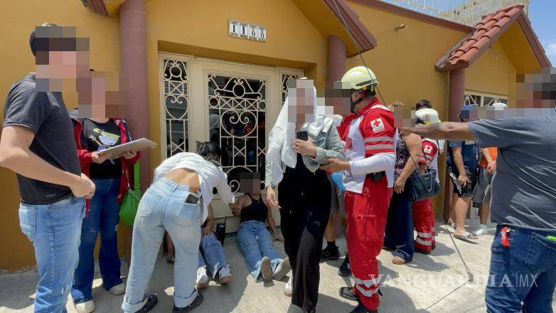 $!Paramédicos de la Cruz Roja acudieron al lugar para valorar a los ocupantes de los tres vehículos.