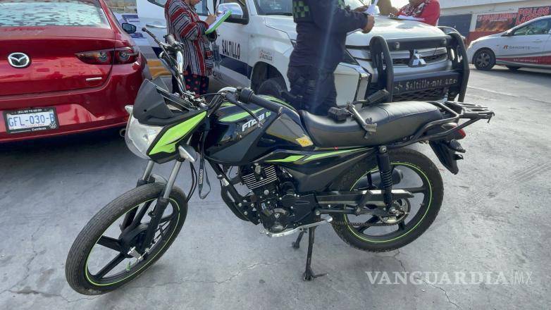 $!Video de un comercio cercano confirmó la responsabilidad del joven motociclista en el accidente.