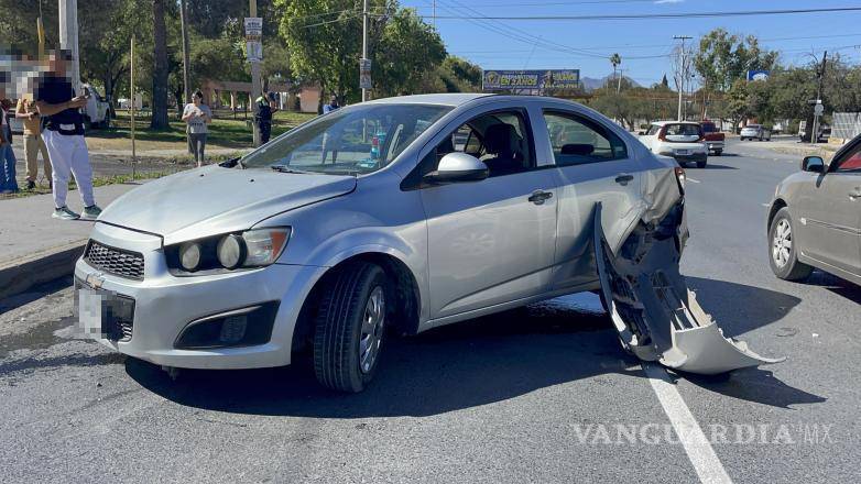$!Automovilistas observaron los restos del impacto sin que se reporten heridos.