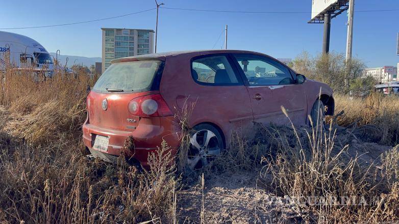 $!El conductor fue entrevistado por autoridades tras el percance vial.