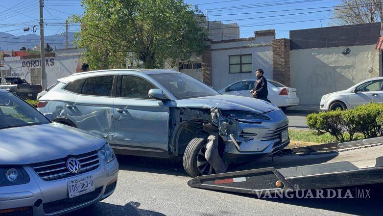 $!La camioneta afectada terminó sobre el camellón tras el impacto lateral.