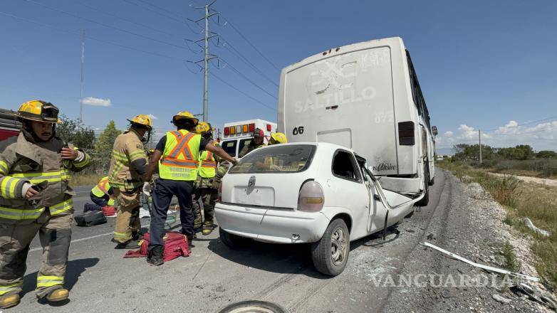 $!El automóvil quedó severamente dañado tras el impacto por alcance contra el camión de la ruta K6.