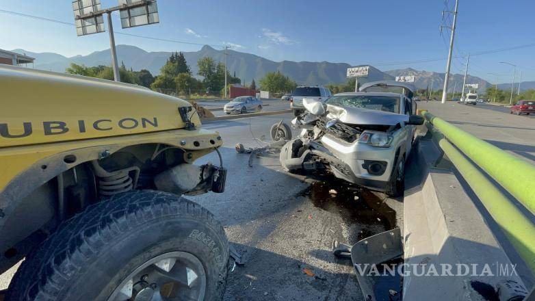 $!El accidente en el bulevar Emilio Arizpe de la Maza provocó congestión de tráfico mientras las autoridades trabajaban en la escena.