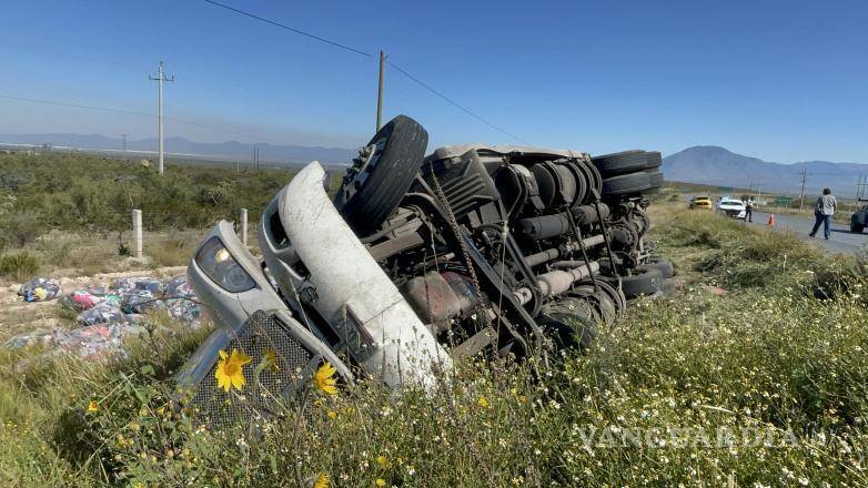 $!Personal de la Guardia Nacional en el lugar del accidente, aseguro la zona y brindo apoyo al conductor.