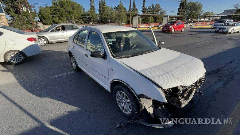 $!La conductora indicó que perdió el control después de que otro auto le cortara el paso en la curva.