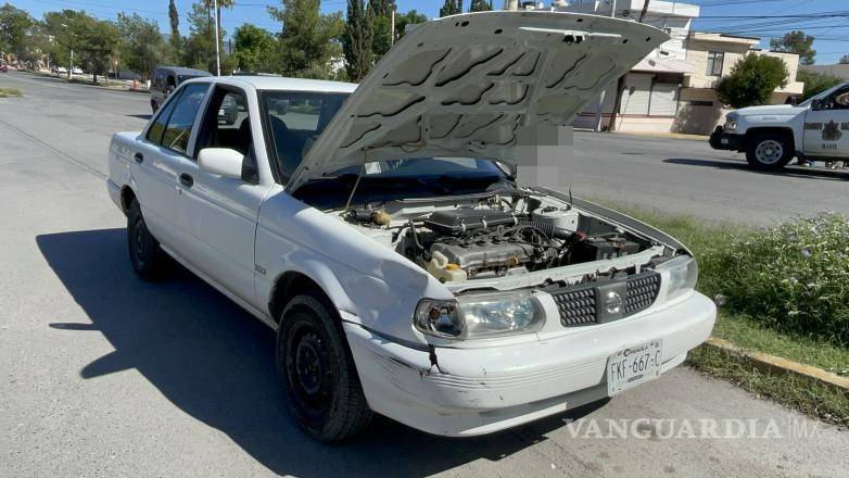 $!El conductor del Nissan Tsuru no logró evitar el choque pese a intentar frenar.