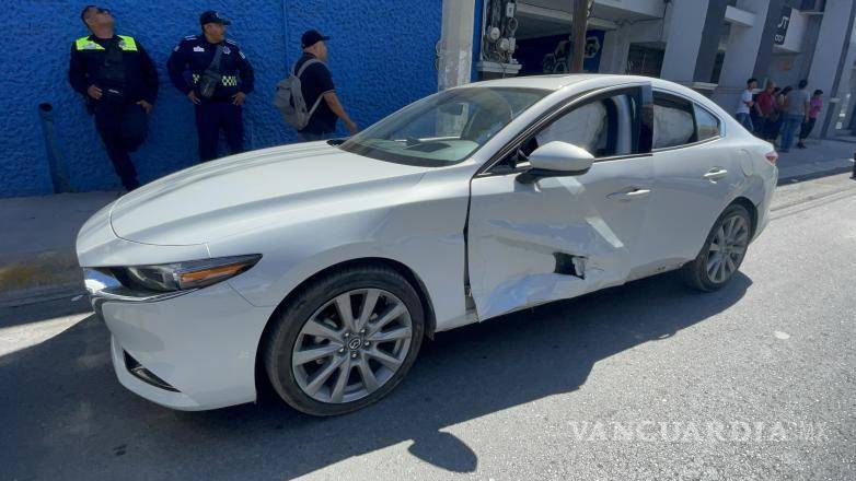 $!Un automóvil Mazda resultó con daños en su costado izquierdo tras ser impactado por un vehículo Kia que circulaba con luz verde en el cruce, de acuerdo con la versión de testigos del accidente.