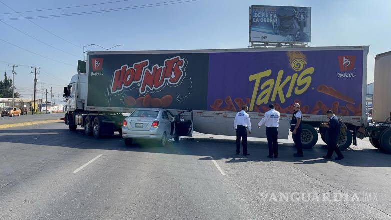 $!El automóvil Chevrolet Beat debajo de la caja por presunto exceso de velocidad.