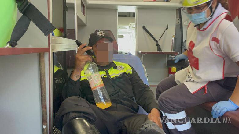 $!Paramédicos de la Cruz Roja valoraron al oficial motorizado, quien no requirió ser trasladado a un hospital.