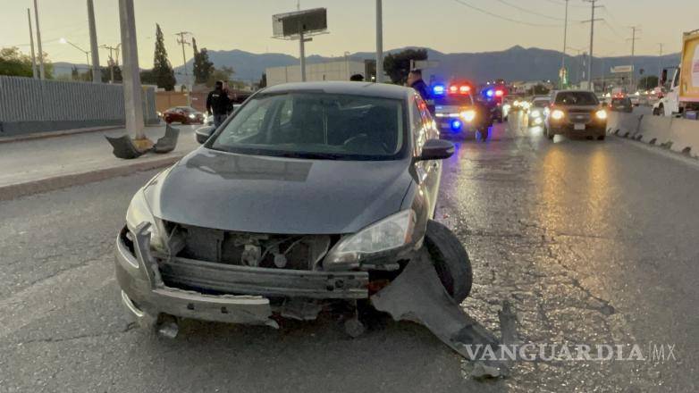 $!El vehículo quedó en los carriles centrales de Nazario Ortiz Garza tras el fuerte impacto.