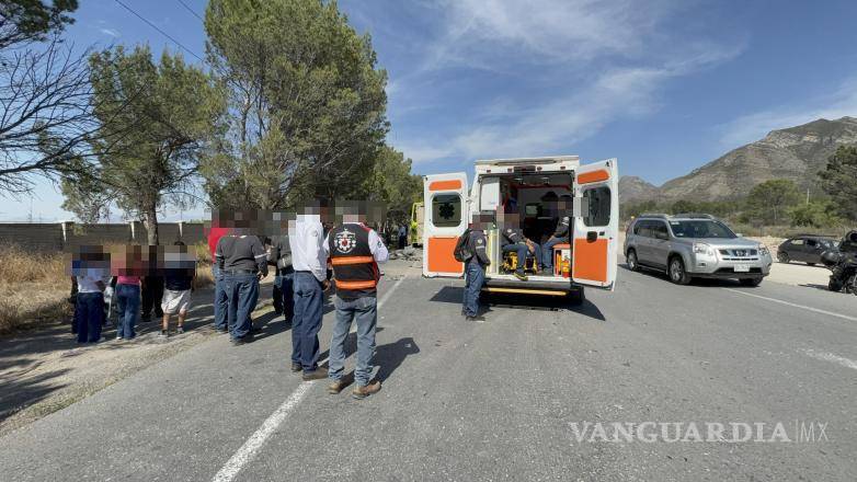 $!Paramédicos brindan atención a los lesionados.