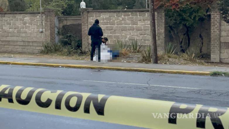 $!Agentes municipales resguardan la zona donde un hombre fue atropellado en el oriente de la ciudad.