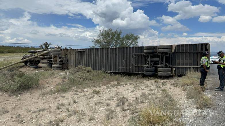 $!Las autoridades se presentaron al lugar para delimitar la zona del siniestro vial.