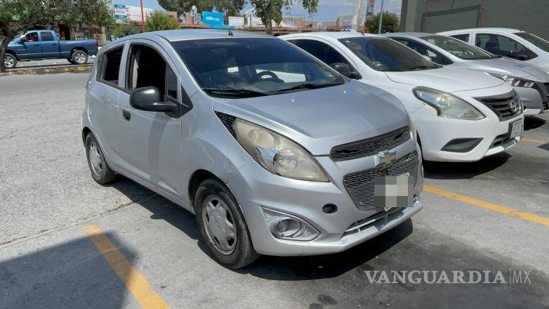 $!El semáforo en rojo no detuvo al conductor, quien embistió a los peatones.