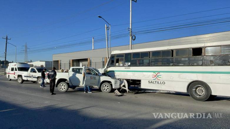 $!Agentes de Tránsito Municipal resguardaron la zona del choque mientras las grúas trabajaron para retirar los vehículos y liberar la vialidad.