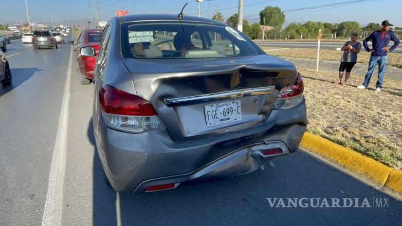 $!Los vehículos fueron retirados hacia un costado de la vialidad para evitar otro accidente y facilitar la circulación.